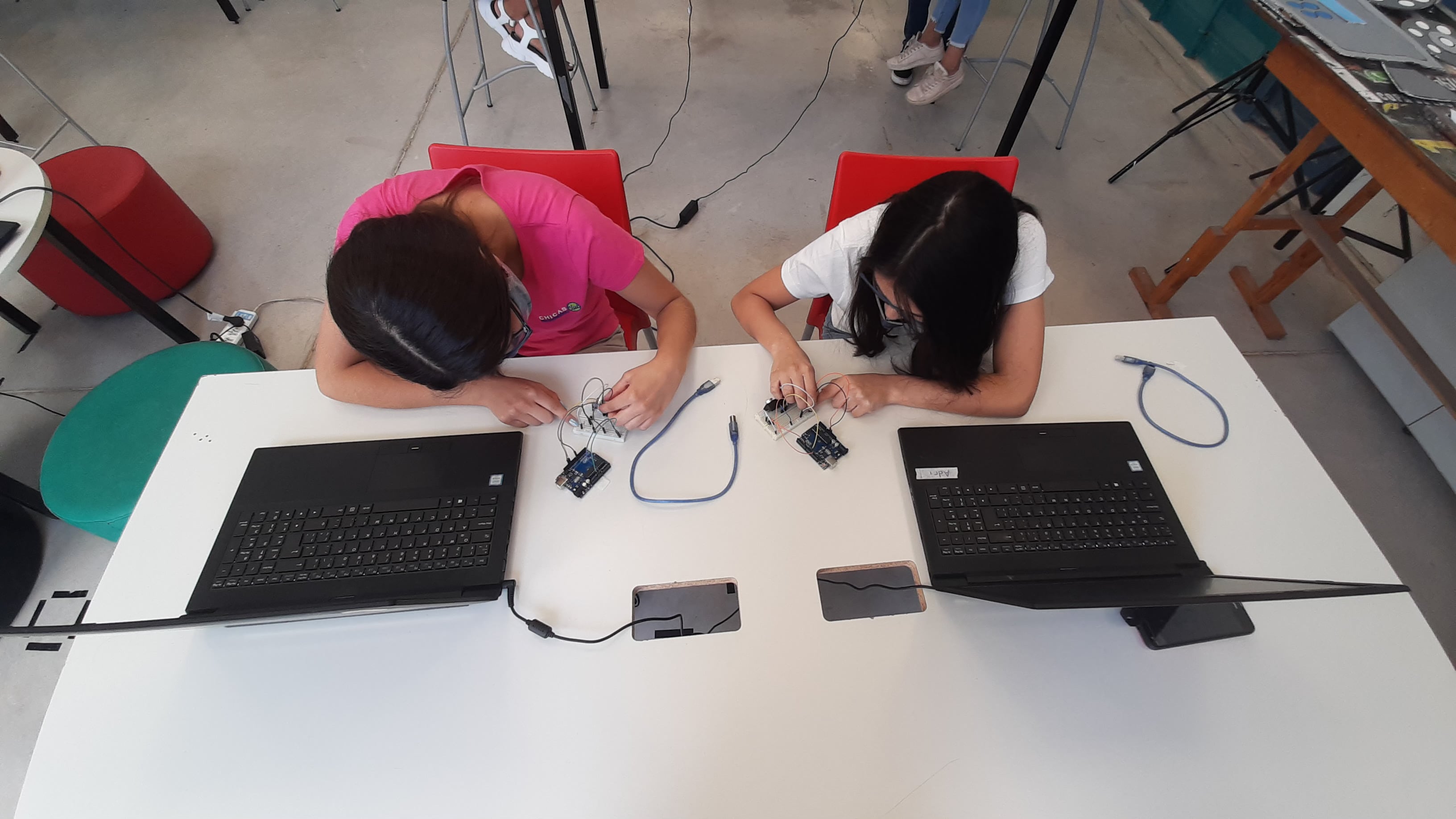 Las chicas aprenden diversos lenguajes de programación en el club.