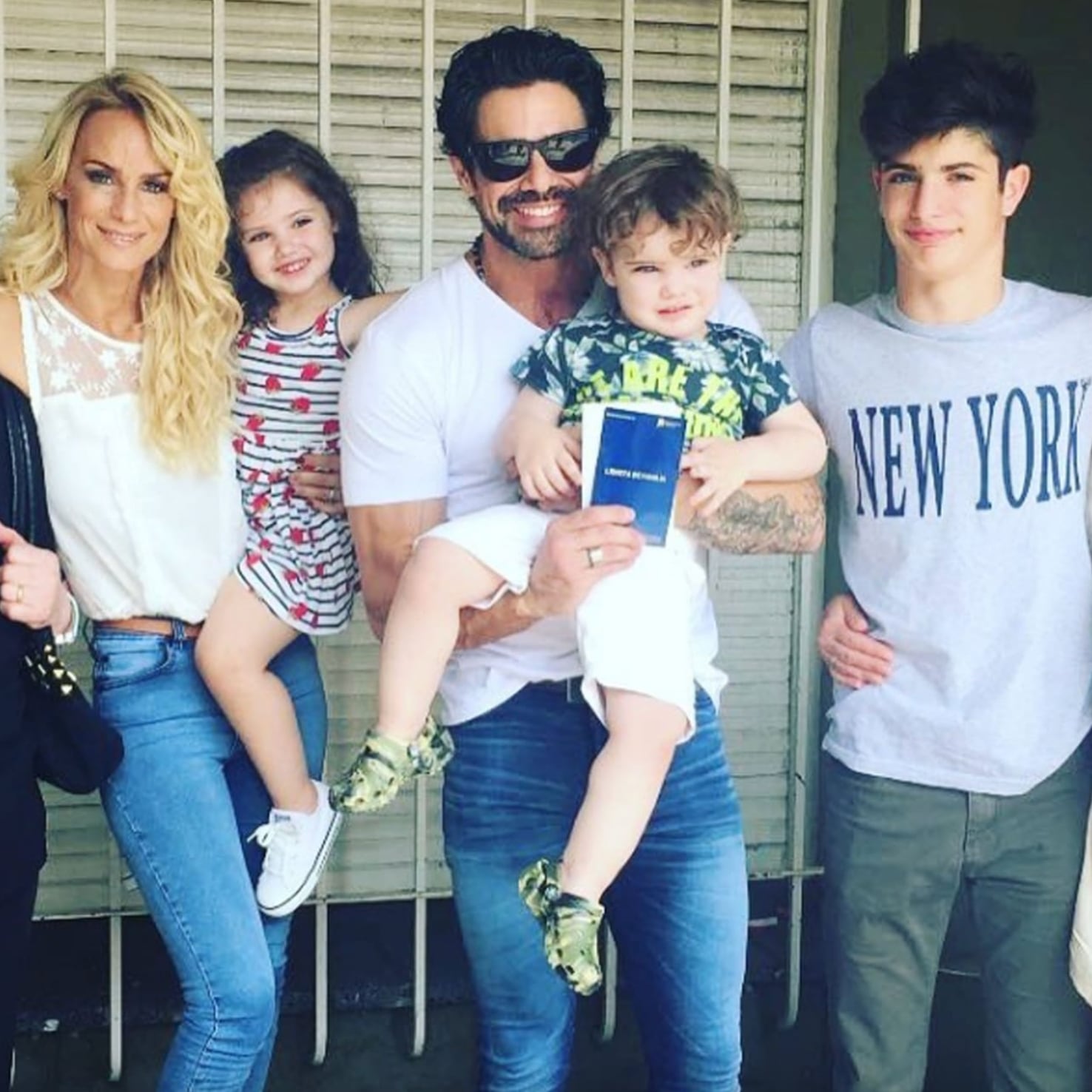 Sabrina, Fausto, Luciano, Esmeralda y Mateo (hijo de Luciano con otra mujer) el día del casamiento por civil. (Foto: Clarín)