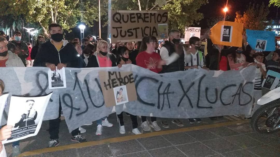 La manifestación se realizó por el centro de General Alvear y culminó frente a la Comisaría. 