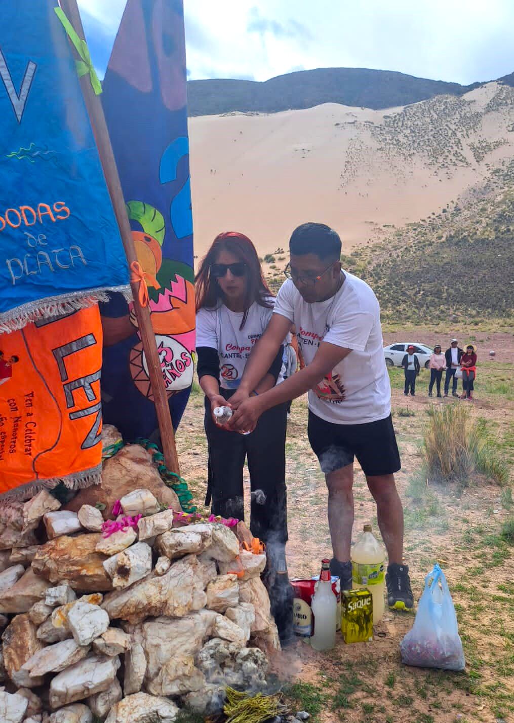 En Abra Pampa, con las arenas del cerro El Huancar de fondo, integrantes de la agrupación "Canten y bailen" en la ceremonia de chayar su mojón carnavalero.