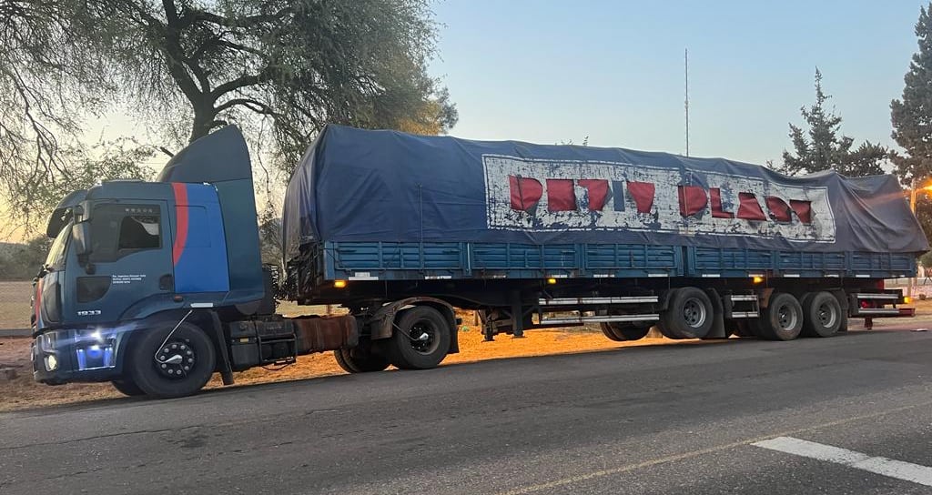 La unidad que transportaba una gran cantidad de bidones de agroquímicos, presuntamente destinados a ser reciclados como bolsas de polietileno.