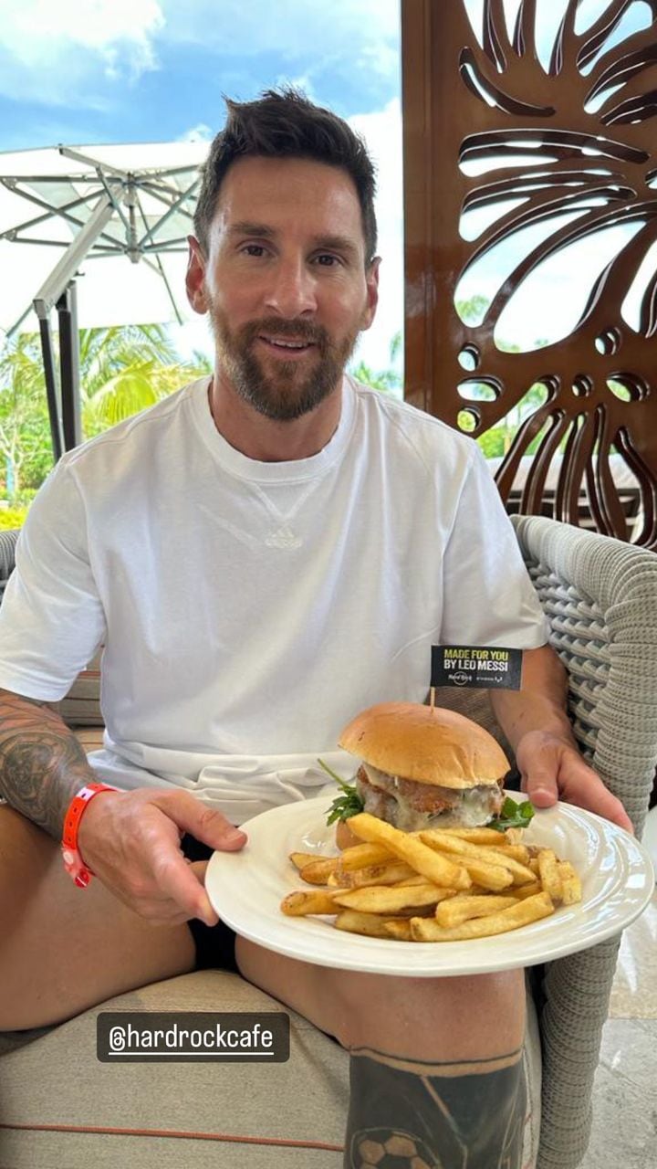 Leo posó con la hamburguesa inspirada en las milanesas que le cocina su mamá Celia Cuccittini.