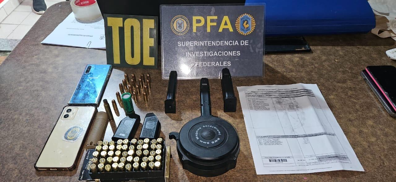 la Tropa de Operaciones Especiales (TOE) y la PFA secuestraron una gran cantidad de proyectiles y material balístico.