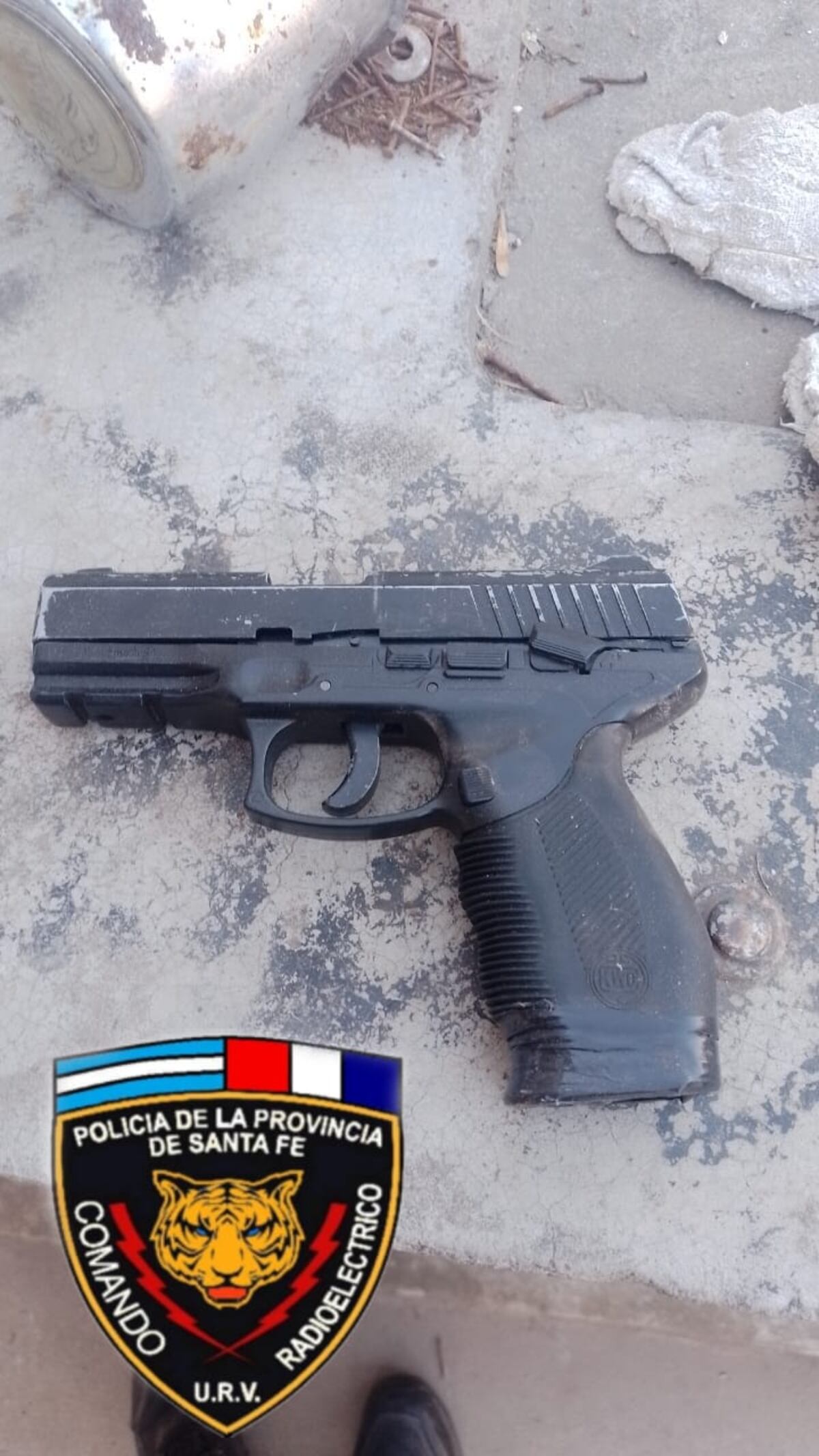 Andaban por la calle con réplicas de armas: los detuvo la policía
