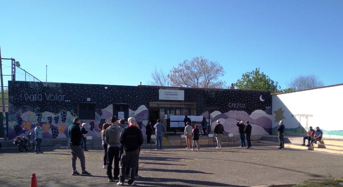 Así se vota en la escuela 1 de Febrero en Godoy Cruz.