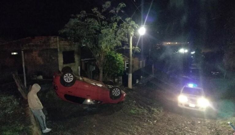 En reversa, conductor despistó su vehículo en Eldorado.