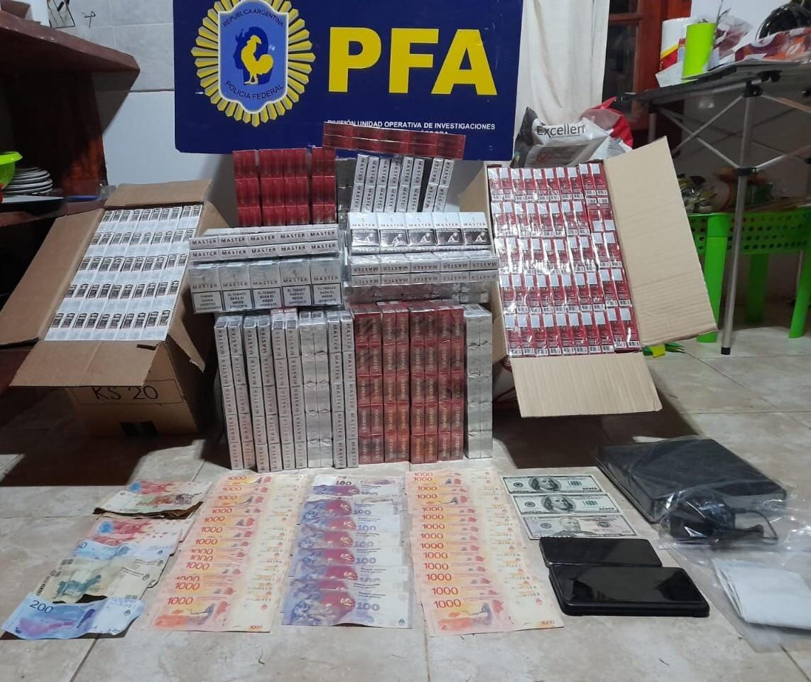 En los allanamientos encontraron  982.320 pesos, 700 gramos de cocaína, 200 dólares y dos mil paquetes de cigarrillos sin respaldo fiscal.