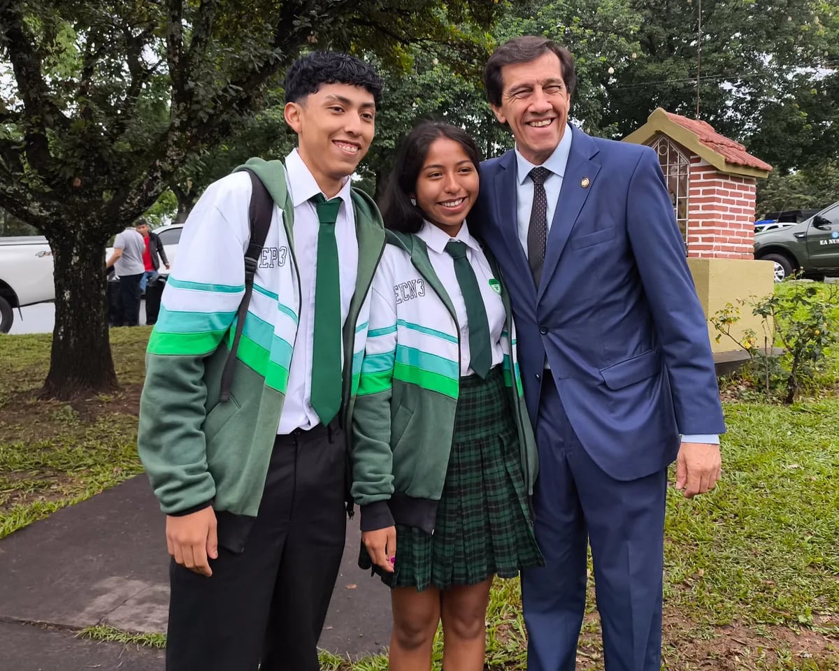 Estudiantes de establecimientos educativos del barrio "18 de Noviembre" recibieron al gobernador Carlos Sadir a su arribo a la plazoleta donde se desarrolló el acto.