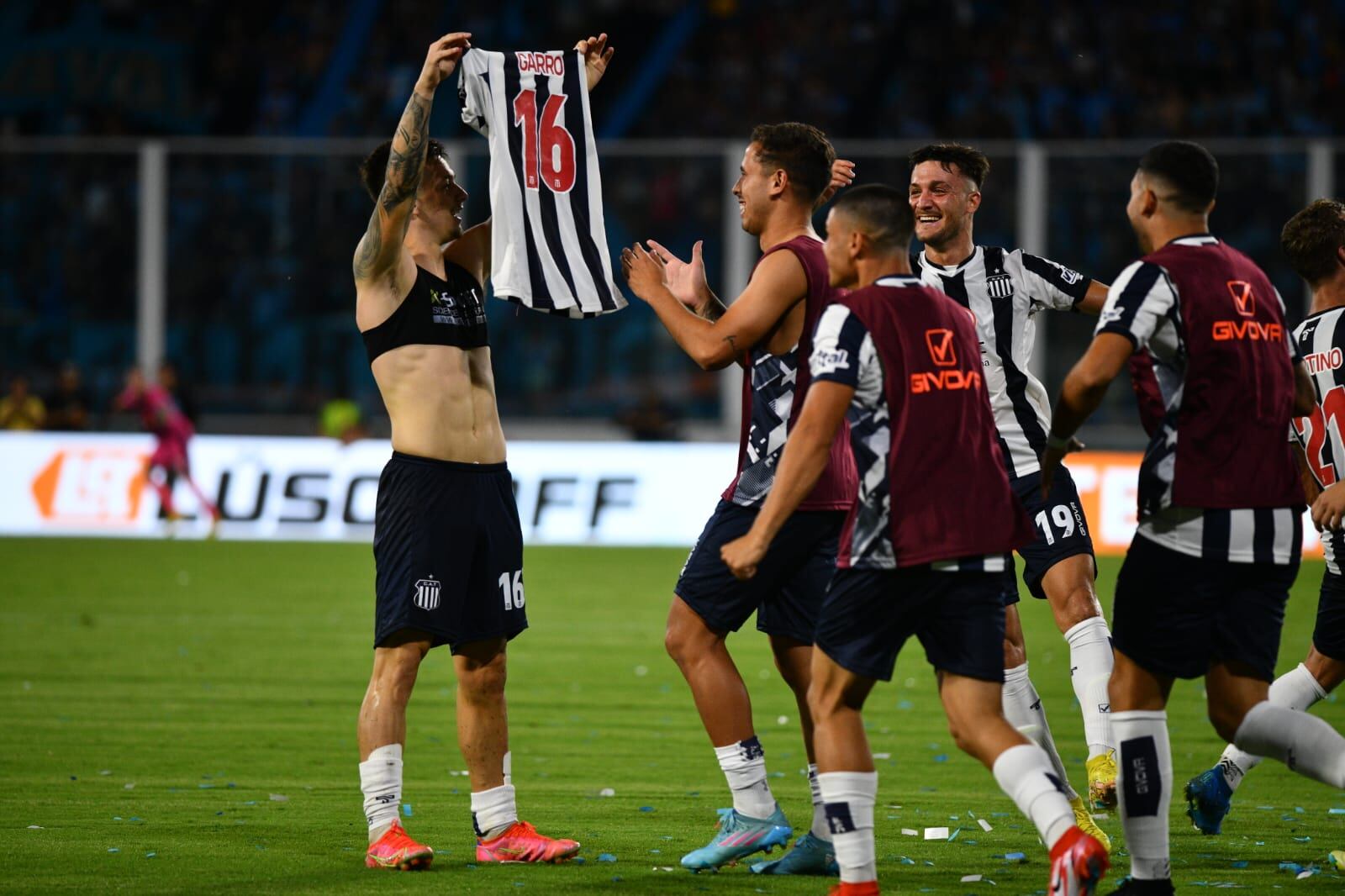 Garro y sus compañeros festejando el segundo de Talleres. (Pedro Castillo/La Voz)