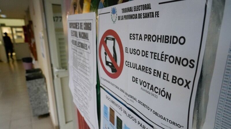 Elecciones en Santa Fe: no se puede usar el celular a la hora de votar.