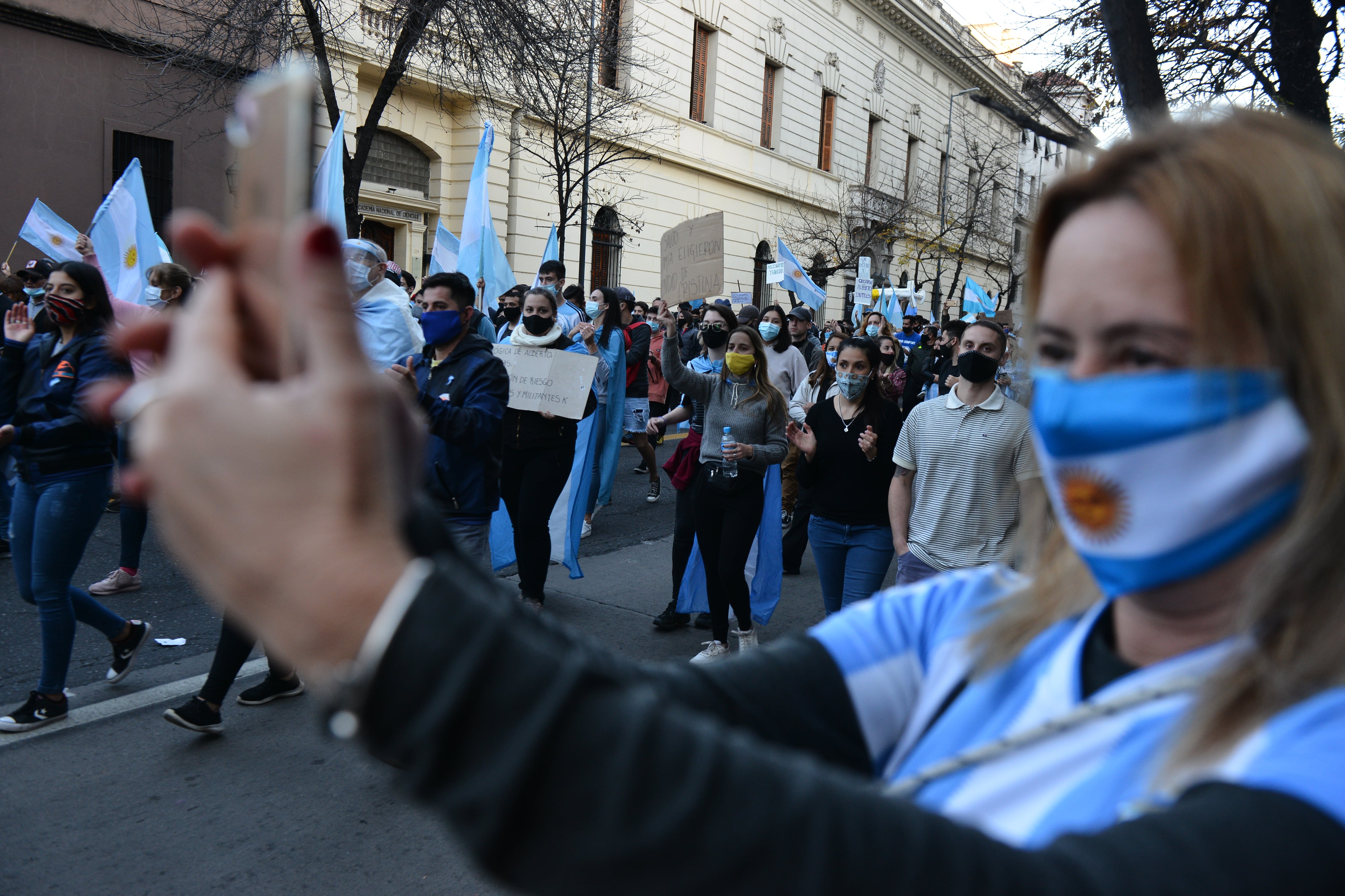 Cientos de cordobeses se movilizaron en contra de las restricciones sanitarias (José Hernández)