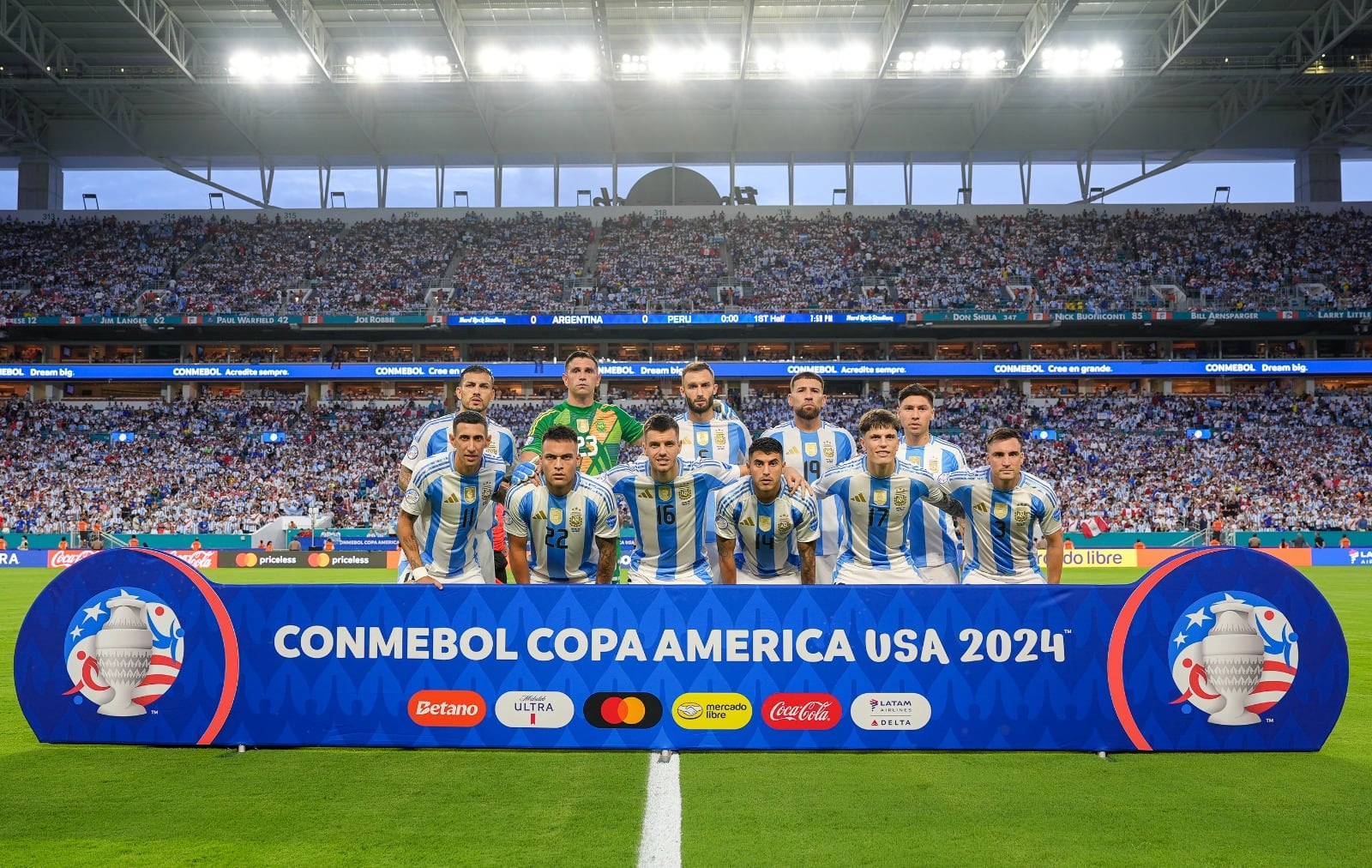 Los 11 de Argentina en el partido ante Perú, por el Grupo A de la Copa América. (Prensa Argentina)