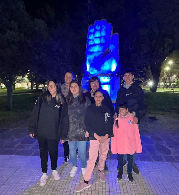 En el Día Internacional de la lengua de Señas iluminaron de azul el Monumento al Amigo