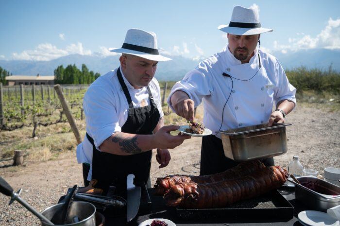 Gastronomía como parte de las atracciones más lindas del turismo mendocino, en medio de bodegas y con la montaña a la vista.