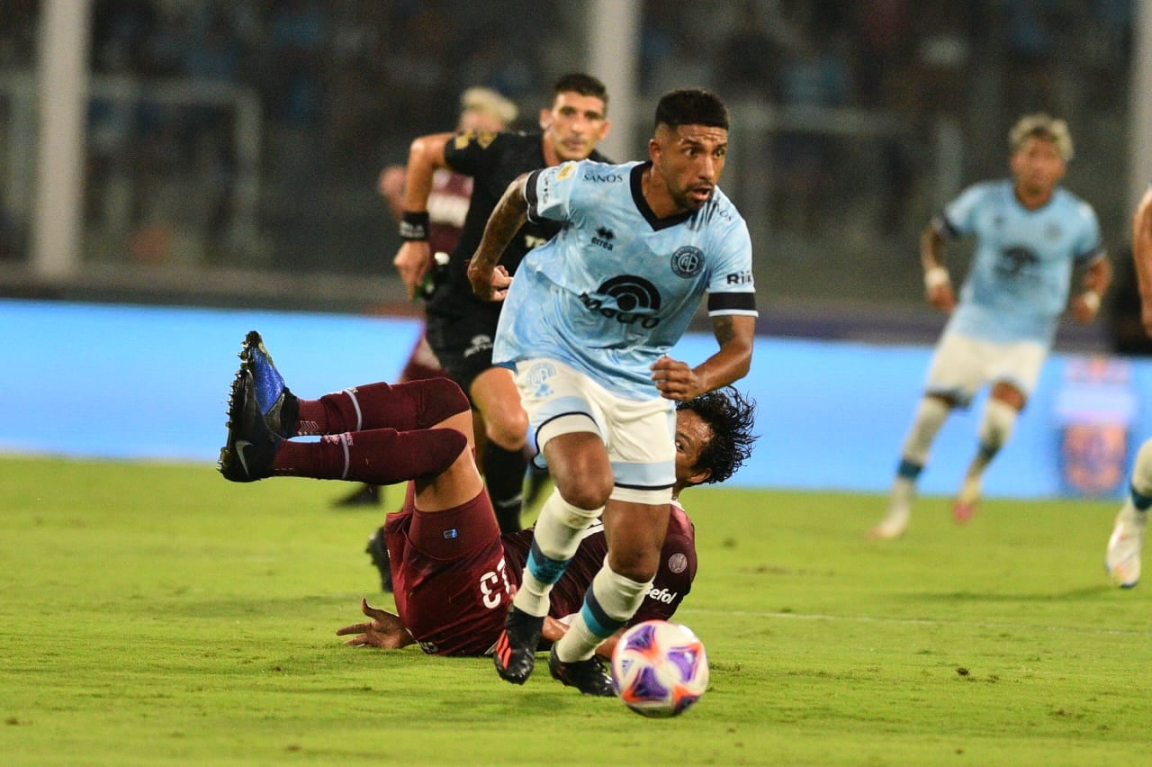 Belgrano en su partido ante Lanús en el Kempes. (José Gabriel Hernández / La Voz).