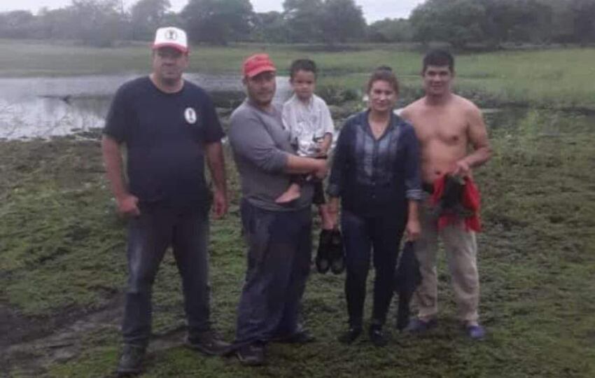 Sebastián fue buscado por policías, bomberos y todo el pueblo. Se reunió con su familia y volvió a casa.