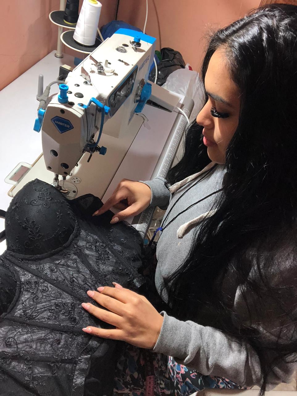 La joven aprendió a coser a través de un curso online y con videos de Youtube.