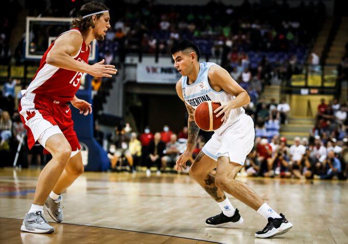 Gabriel Deck enfrenta a Kelly Olynik, una de las figuras de la NBA que tiene Canadá.