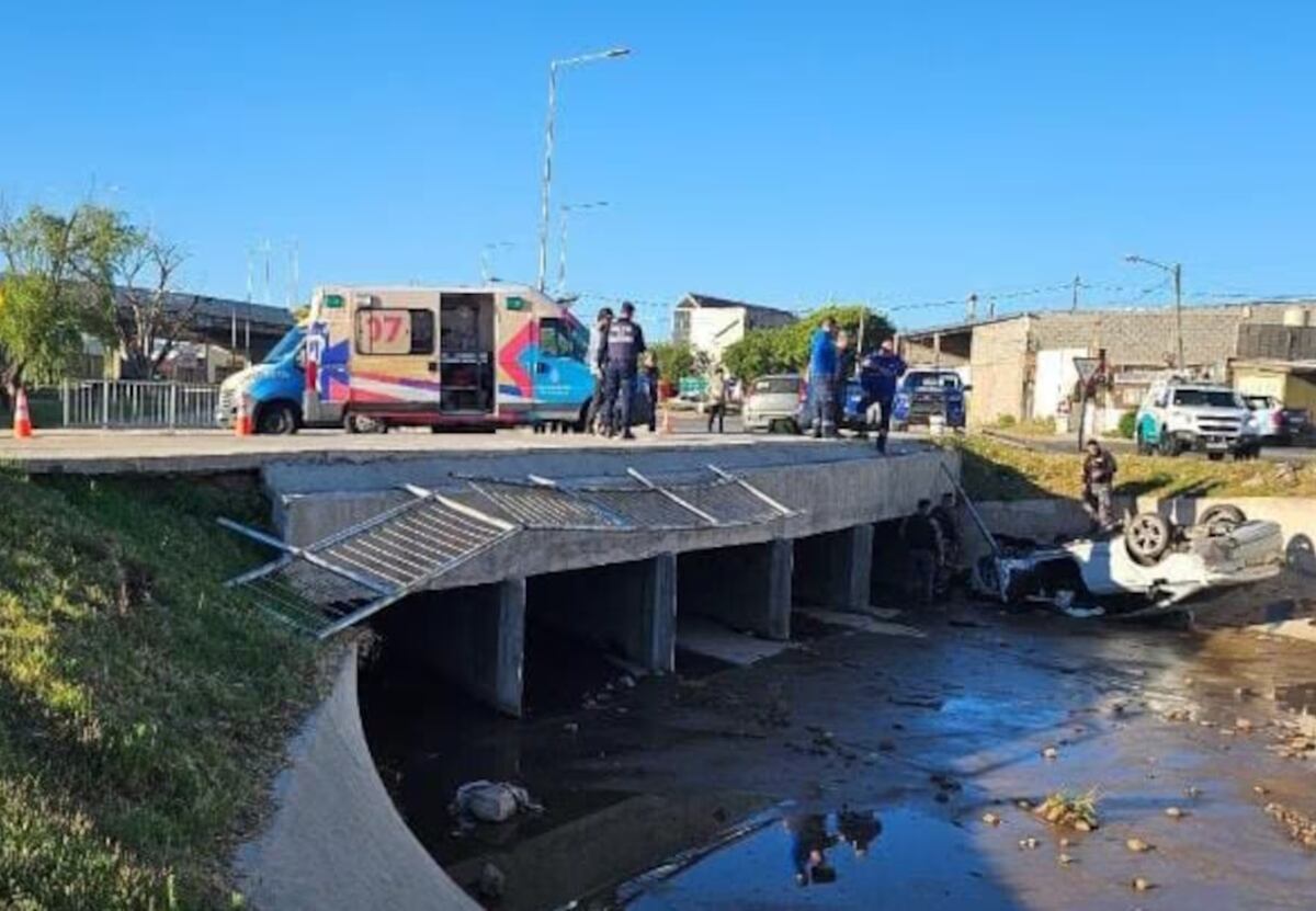 Perdió el control de su Audi y cayó en un canal de Villa El Libertador