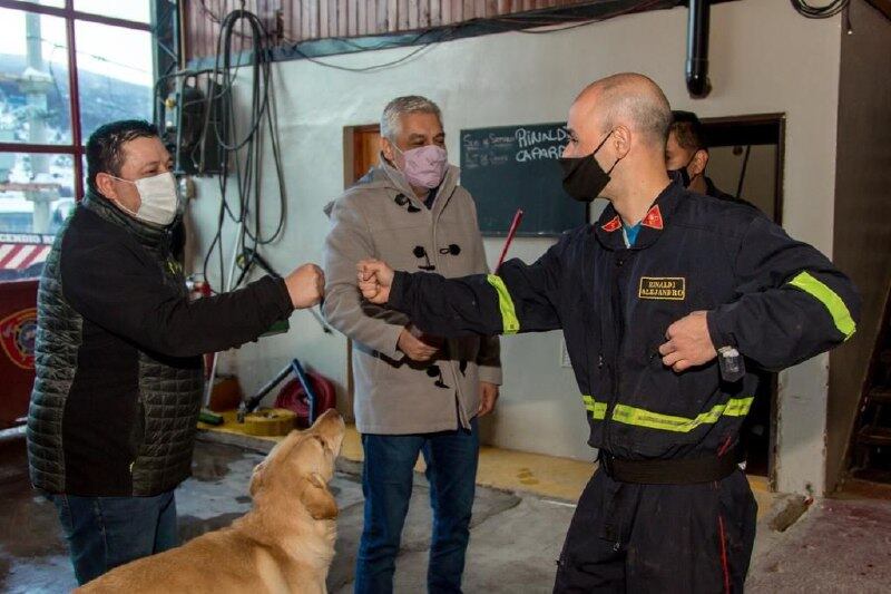 El secretario de Gobierno, Pablo García junto al concejal Gabriel De La Vega, efectuaron una visita a los Bomberos Voluntarios de Ushuaia