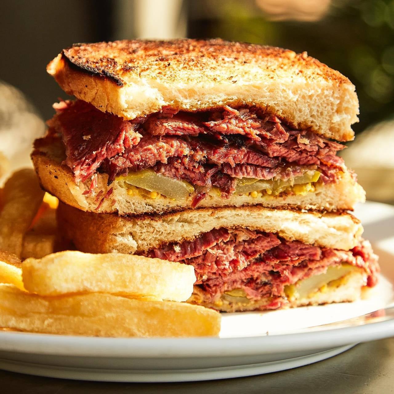 El Hot Pastrami se sirve con papas fritas y bebida a elección.