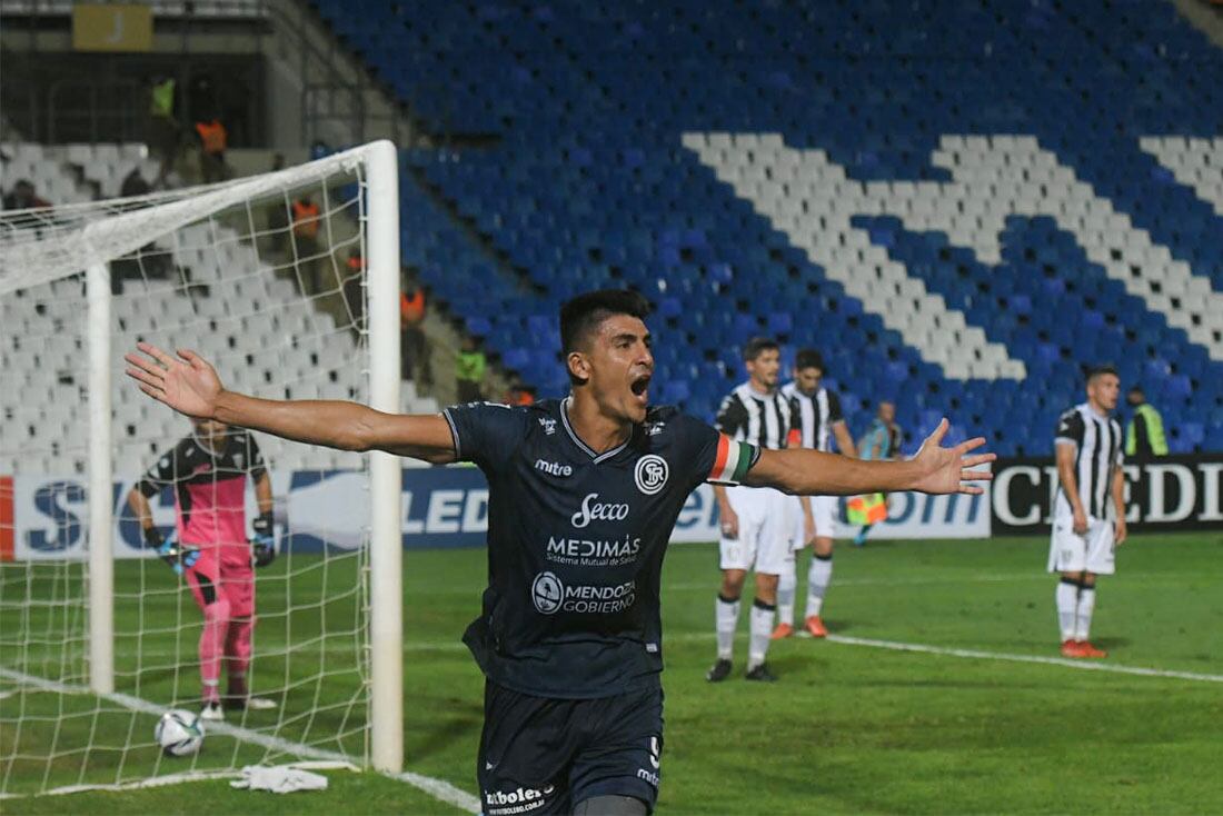 Copa argentina: Independiente Rivadavia vs Gimnasia y Esgrima. Matías Quiroga festeja el segundo gol Azul.