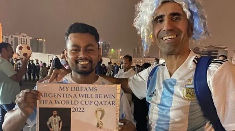 Martínez junto a un hincha local en la capital de Qatar, Doha. Foto: Marcelo Martínez