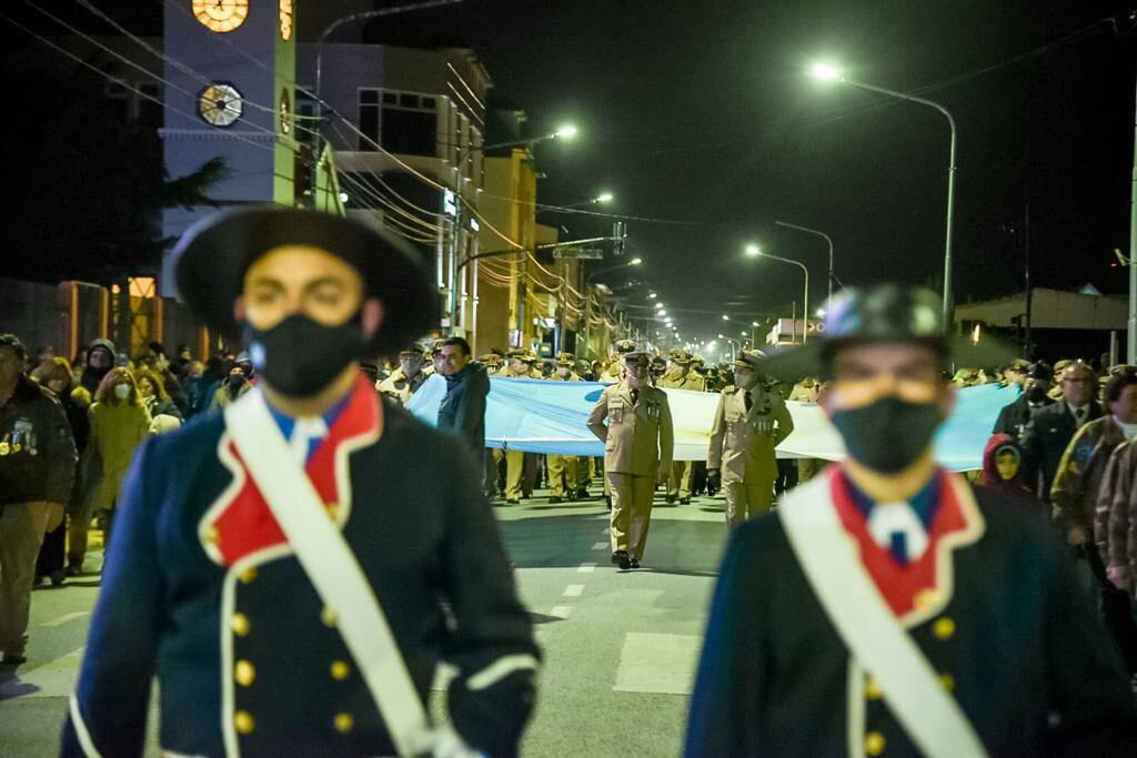 Vigilia multitudinaria en Plaza Malvinas por los 40 años de la Gesta de Malvinas.