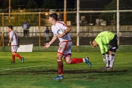 Agustín Zubillaga celebra el gol del empate de Huracán de Tres Arroyos