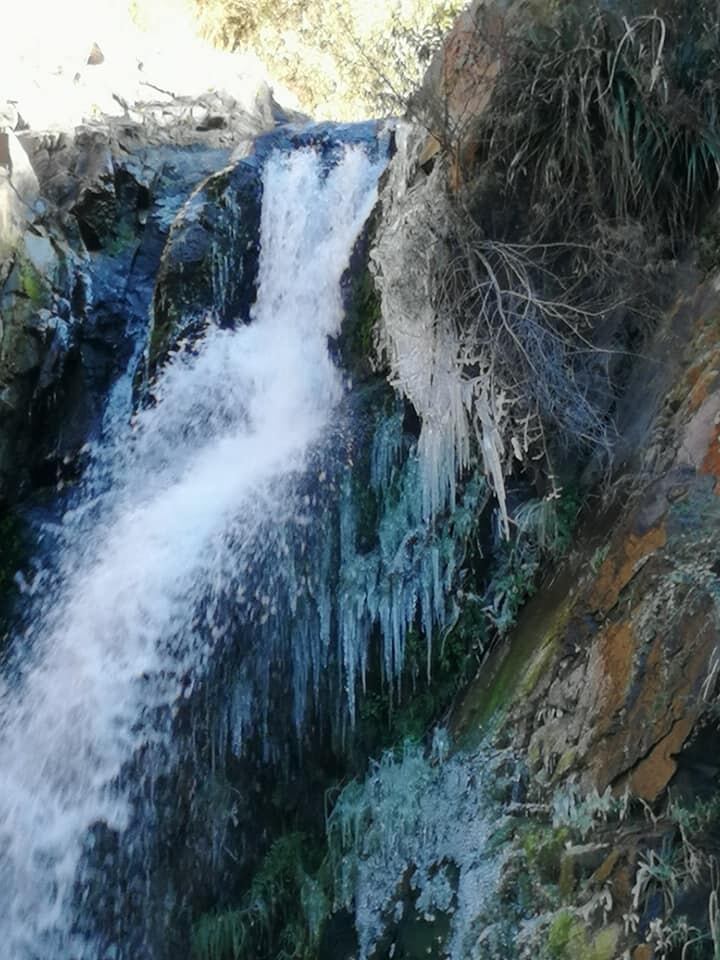 El frío dejó su marca en la belleza del Salto de La Estancita.