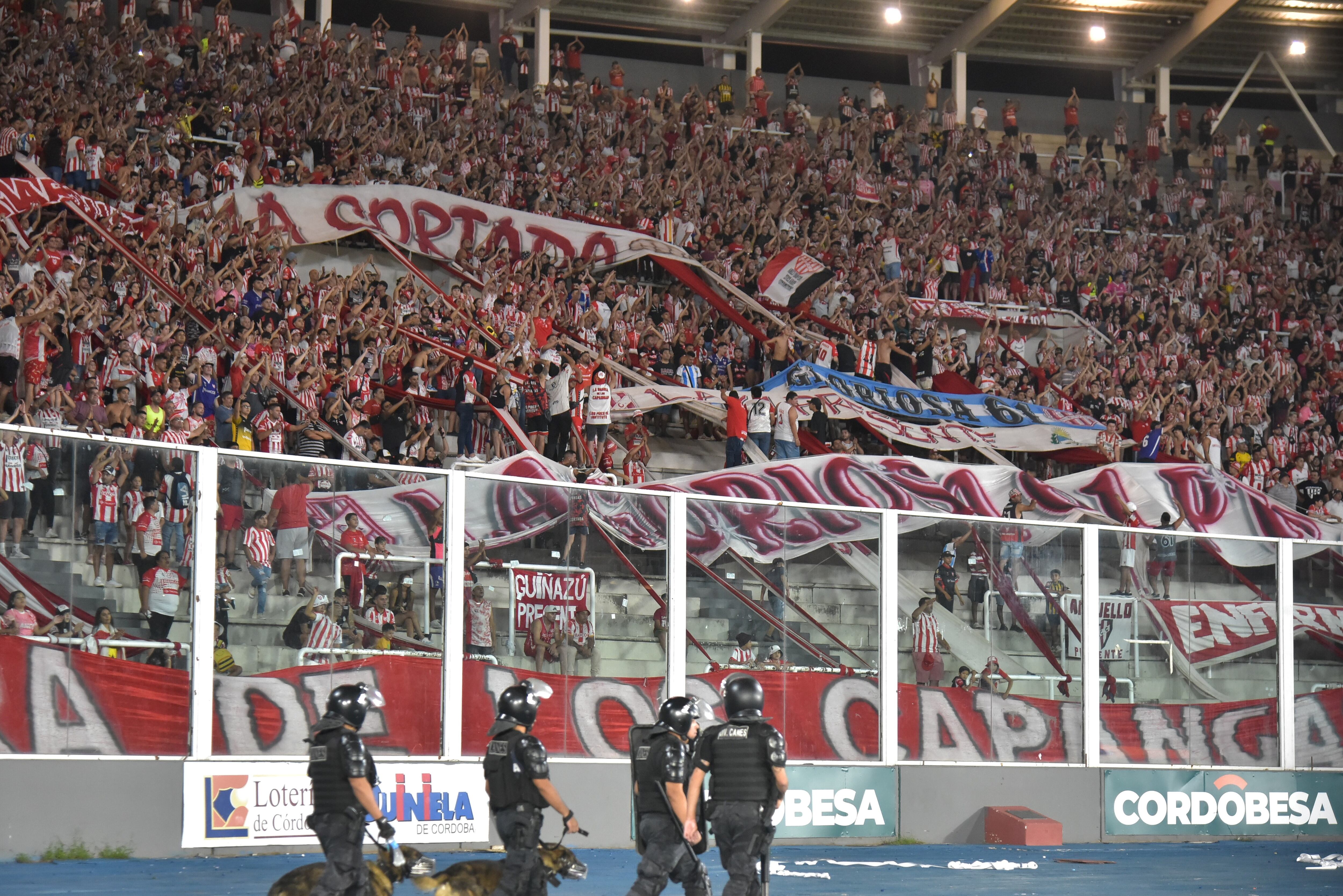 Los hinchas de Instituto ocuparán la popular Willington, la platea Gasparini y una porción de la platea Ardiles en el clásico contra Belgrano del domingo. (Ramiro Pereyra / La Voz)