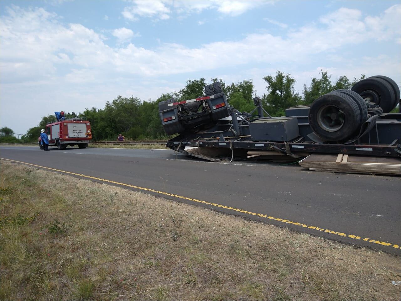 Vuelca un camión con su carga en RN12