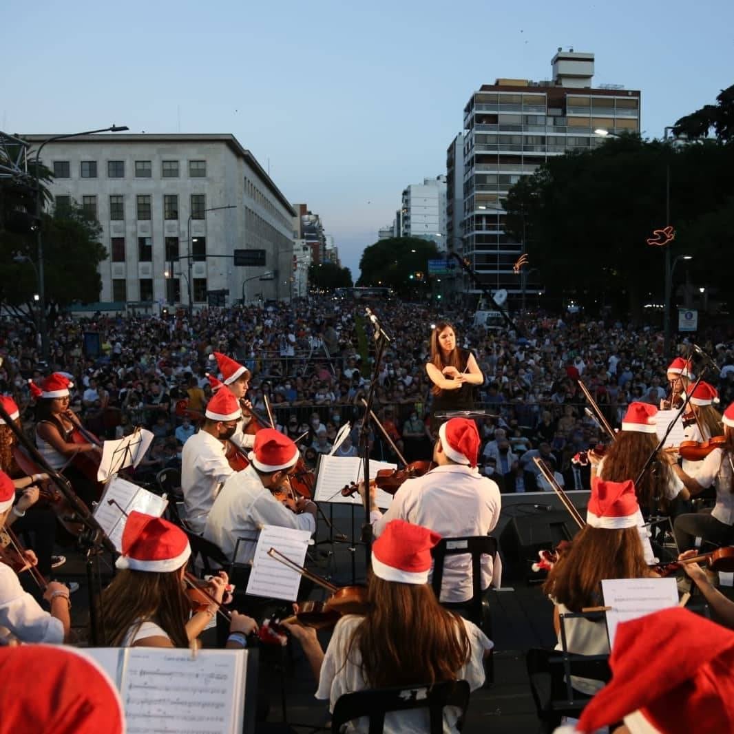 Arriba del escenario hubo música navideña como antesala del encendido de las luces.