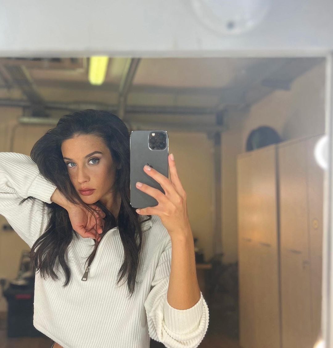 María Pedraza posó desde su camerino con un look que resaltó su figura y belleza.