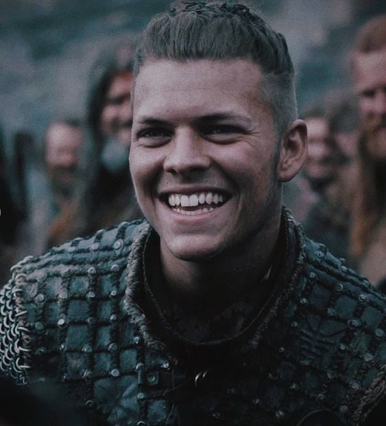 Alex Høgh Andersen es el actor de Ivar el Deshuesado.