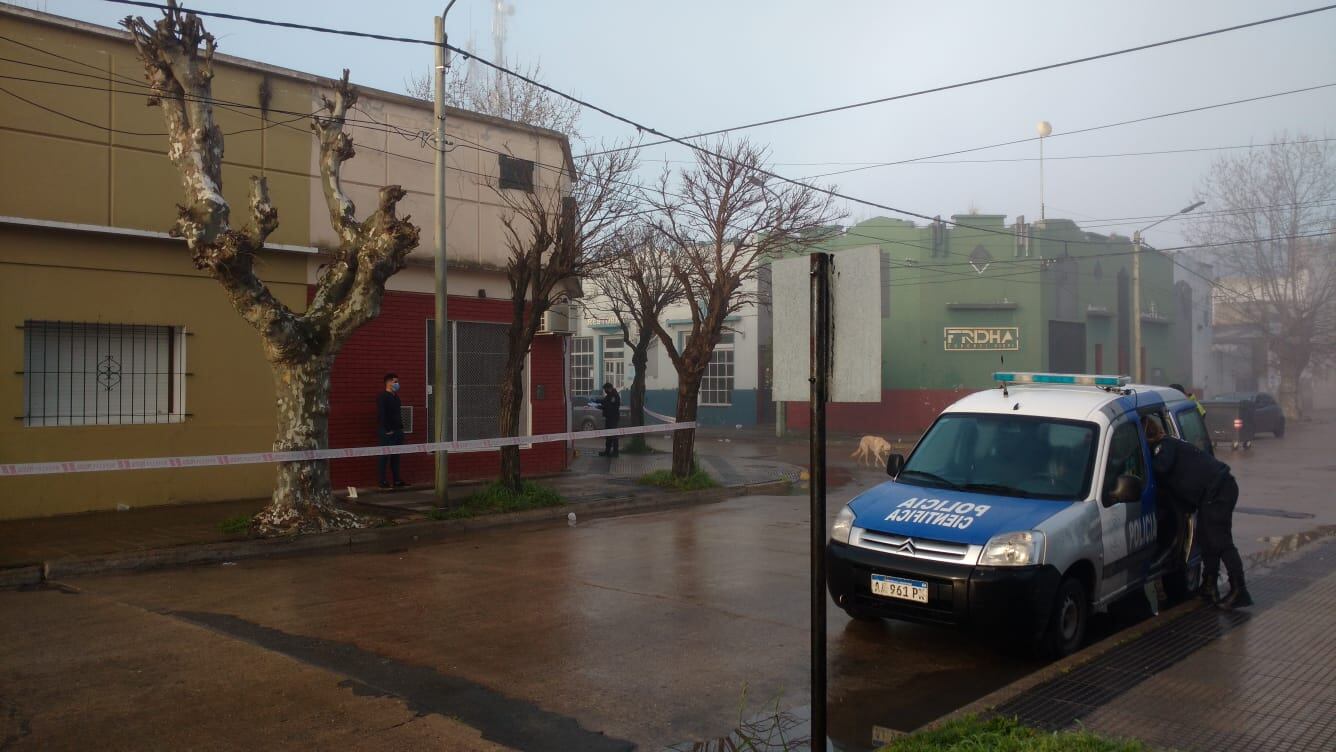 Sucedió este sábado por la madrugada en pleno centro de la localidad. La víctima fue apuñada luego de una pelea.