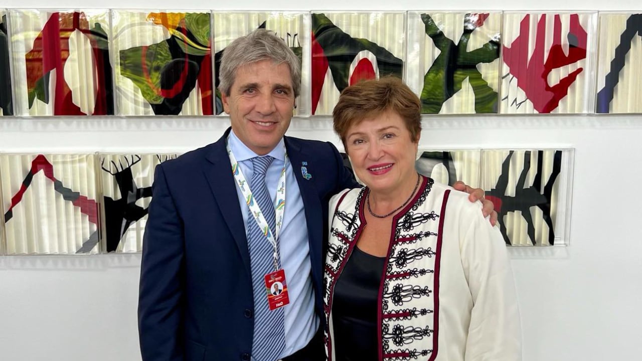 El titular de Economía, Luis Caputo, junto a la directora gerente del Fondo Monetario Internacional, Kristalina Georgieva, en una imagen de archivo.