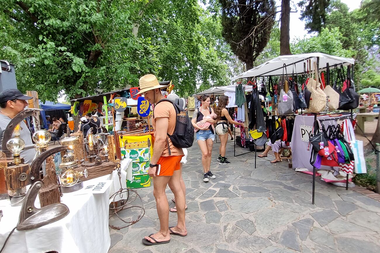 La Feria de Villa de las Rosas convocó el sábado con un intenso calor. (La Voz)