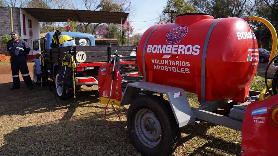 Bomberos Voluntarios de Apóstoles recibieron vehículos e insumos.