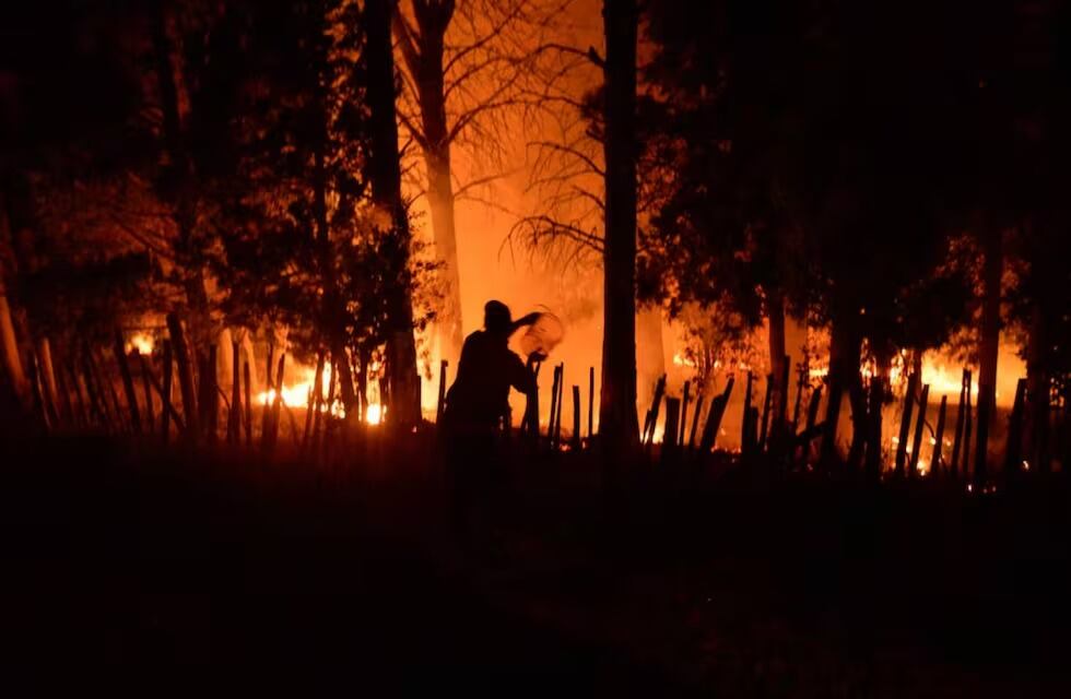 El Bolsón: el incendio está fuera de control y avanza hacia la ciudad.