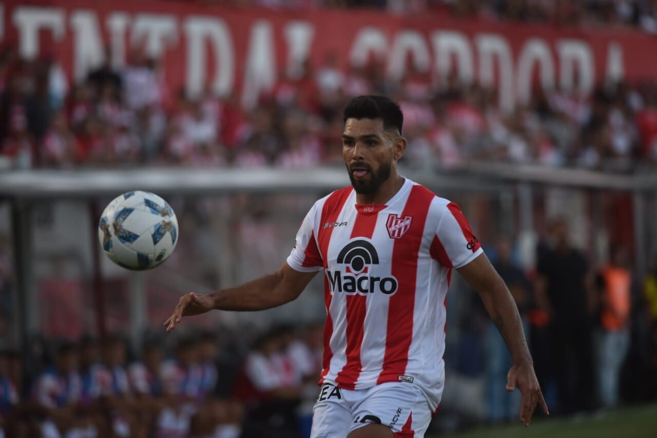 "El Chino" Romero en acción ante Riestra, en su partido de regreso con la camiseta de Instituto. (Javier Ferreyra / La Voz)