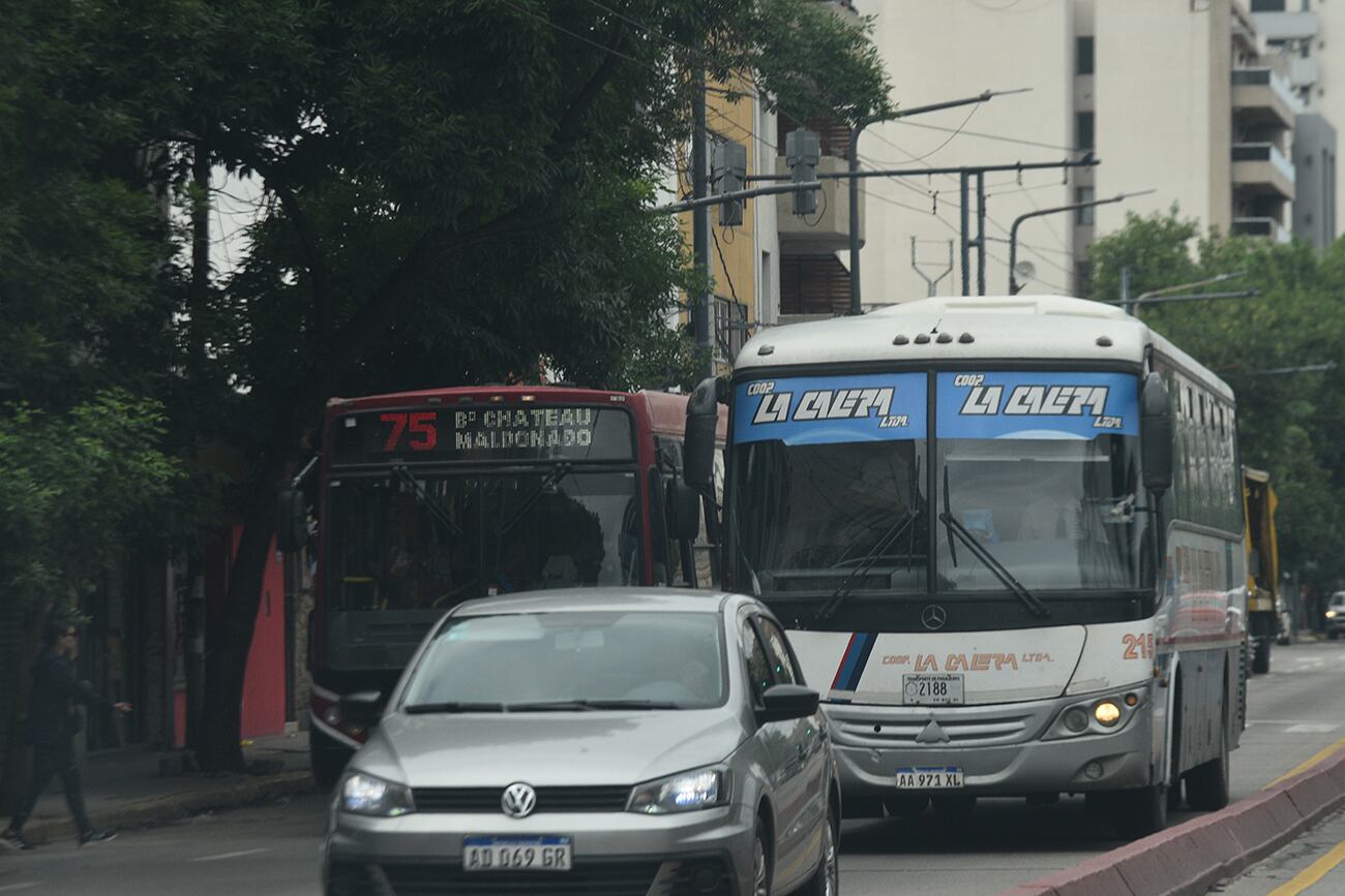 Transporte urbano e interurbano. Avenida Colón hacia el centro. Diferentes tipos de movilidad, transporte publico por la ciudad de Córdoba.
Foto: (Pedro Castillo / La Voz)