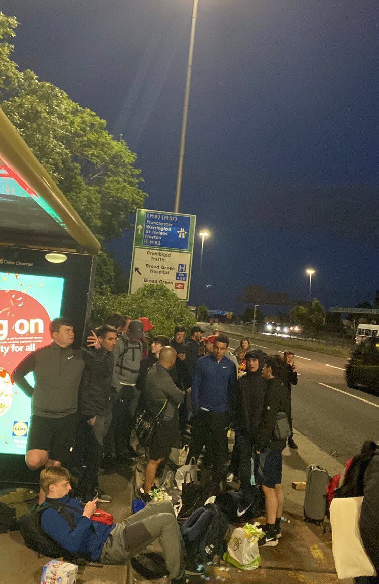 Los hinchas del Liverpool quedaron varados al costado de una ruta.