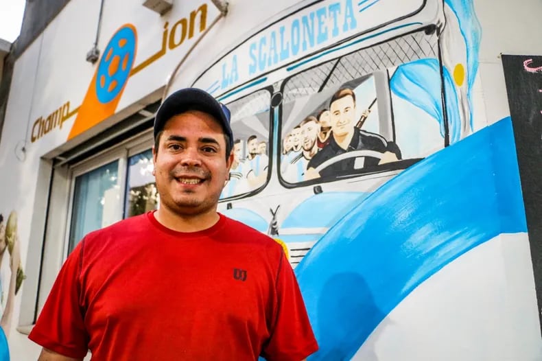 Este es el mural que Jorge "Corcho" Otarola hizo pintar en su kiosco.