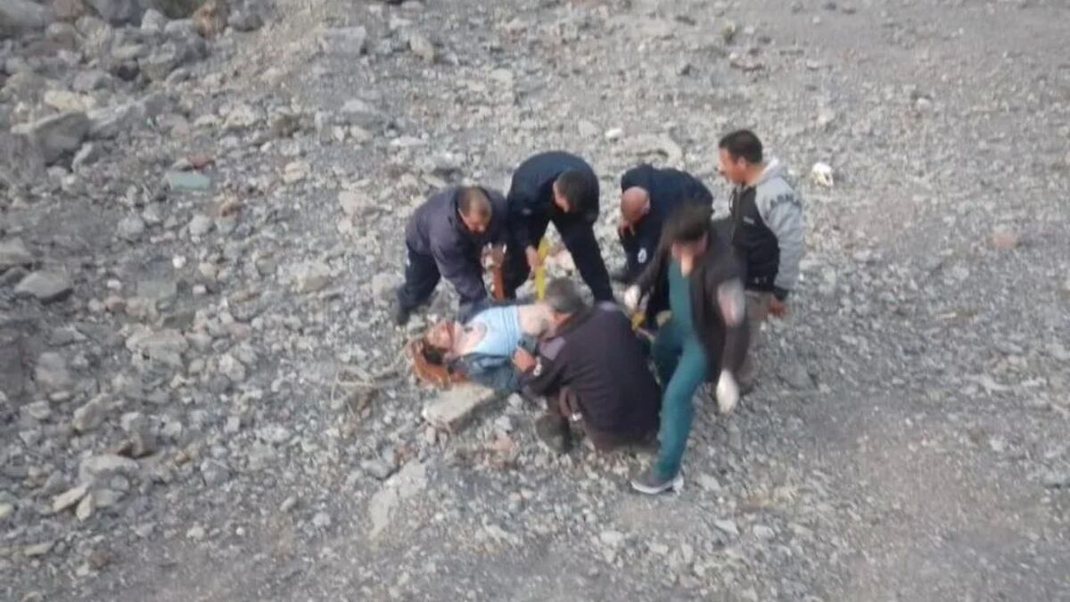 Se quiso sacar una foto y cayó a un precipicio de 90 metros, en San Juan: el hombre está grave