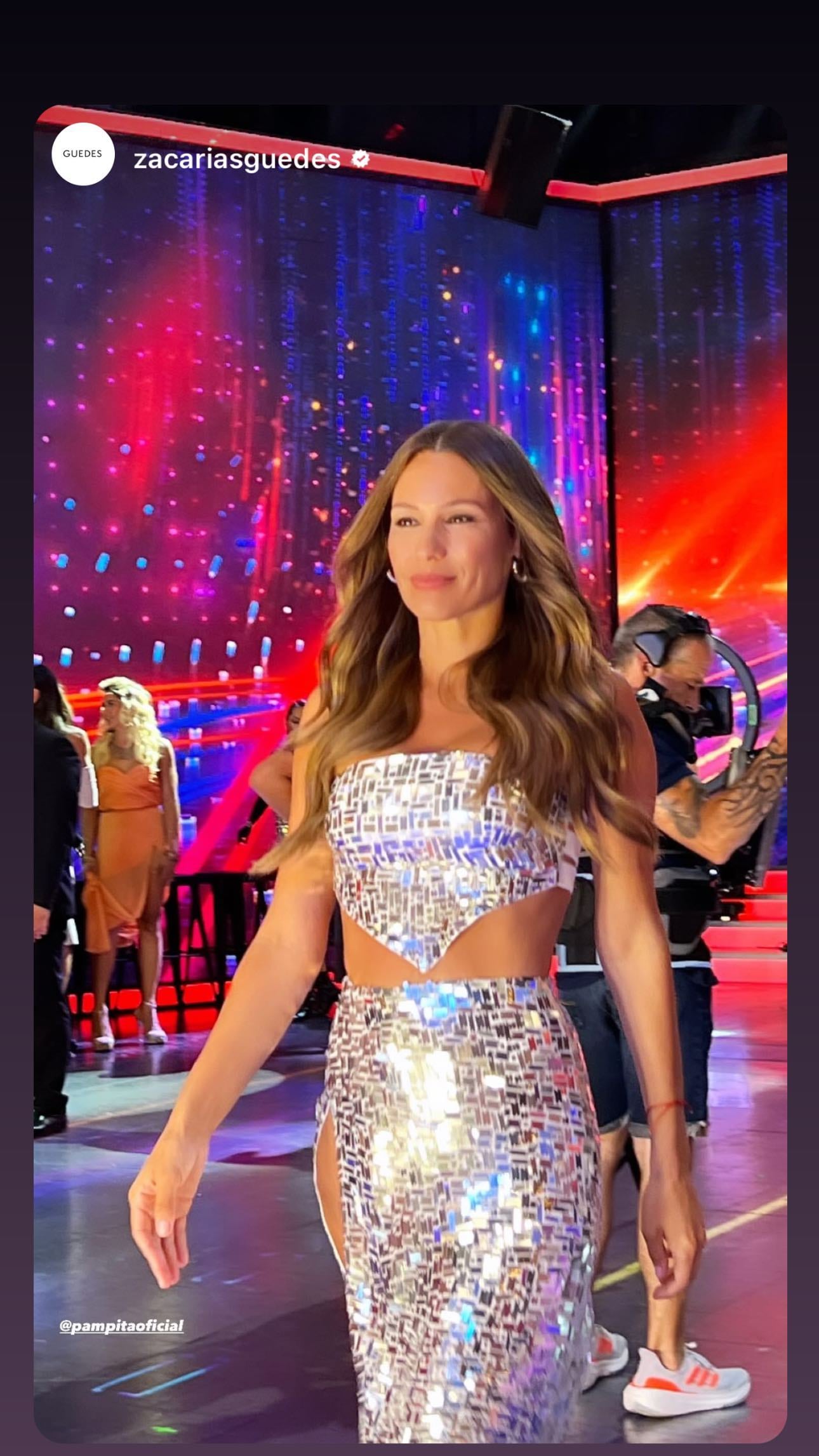 Pampita encandiló con un vestido a puro brillo