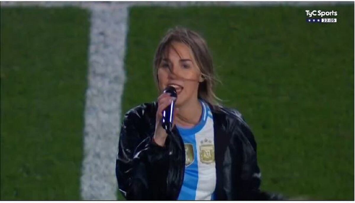 Quién es Flor Chiusano, la joven que cantó el nuevo hit de la Selección Argentina tras el partido