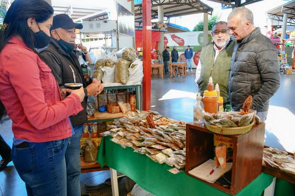 Vicegobernador de Mnes Carlos Arce junto a emprendedores