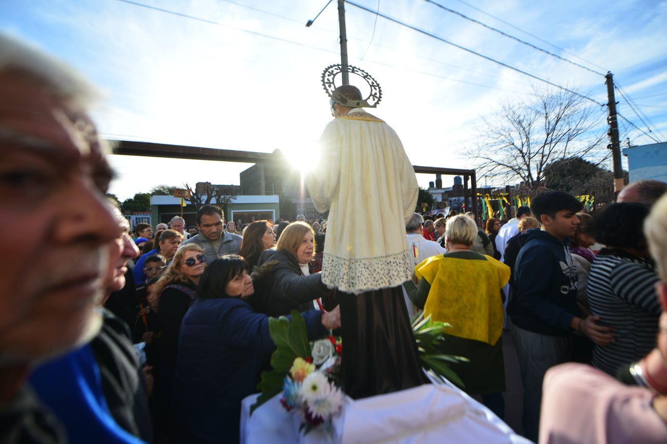 Procesión de San Cayetano por las calles de barrio Altamira con la presencia del Arzobispo Ángel Rossi. Foto Javier Ferreyra