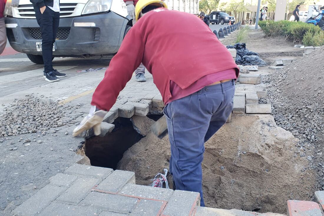 Pavimento hundido en la Plaza España. (Pedro Castillo / La Voz)